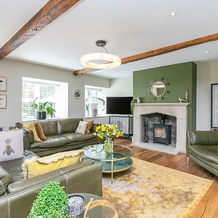 Unique Four Bedroom House Feriehus